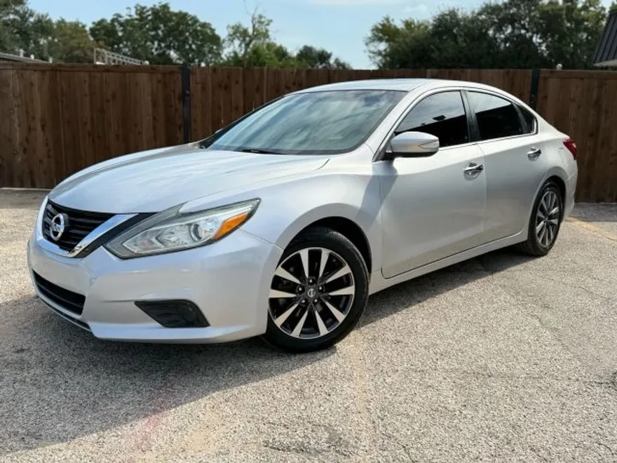 2015 Nissan Altima 2.5 SV photo 1