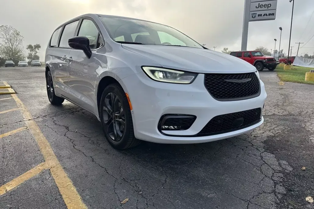 2026 Chrysler Pacifica photo 1