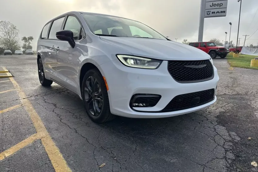 2026 Chrysler Pacifica photo 1