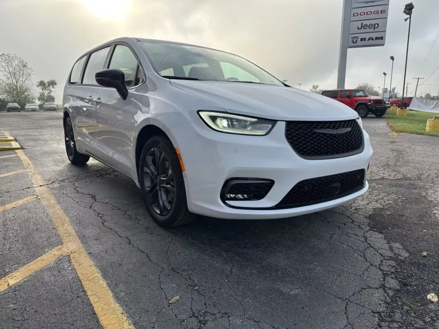 2026 Chrysler Pacifica photo 1