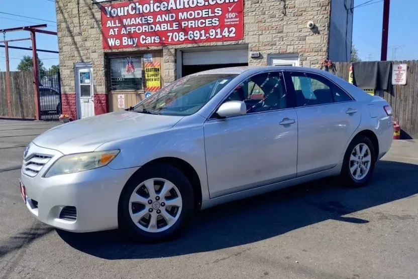 2010 Toyota Camry LE photo 1