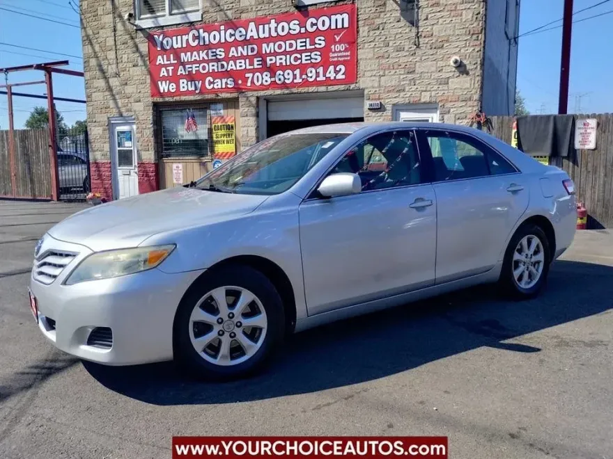 2010 Toyota Camry LE photo 1