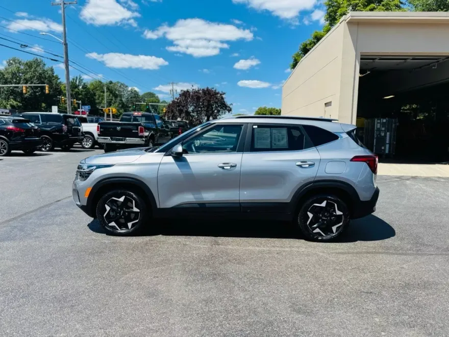 2024 Kia Seltos EX photo 1