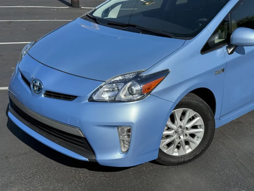 2015 Toyota Prius Plug-in Hybrid Advanced photo 30