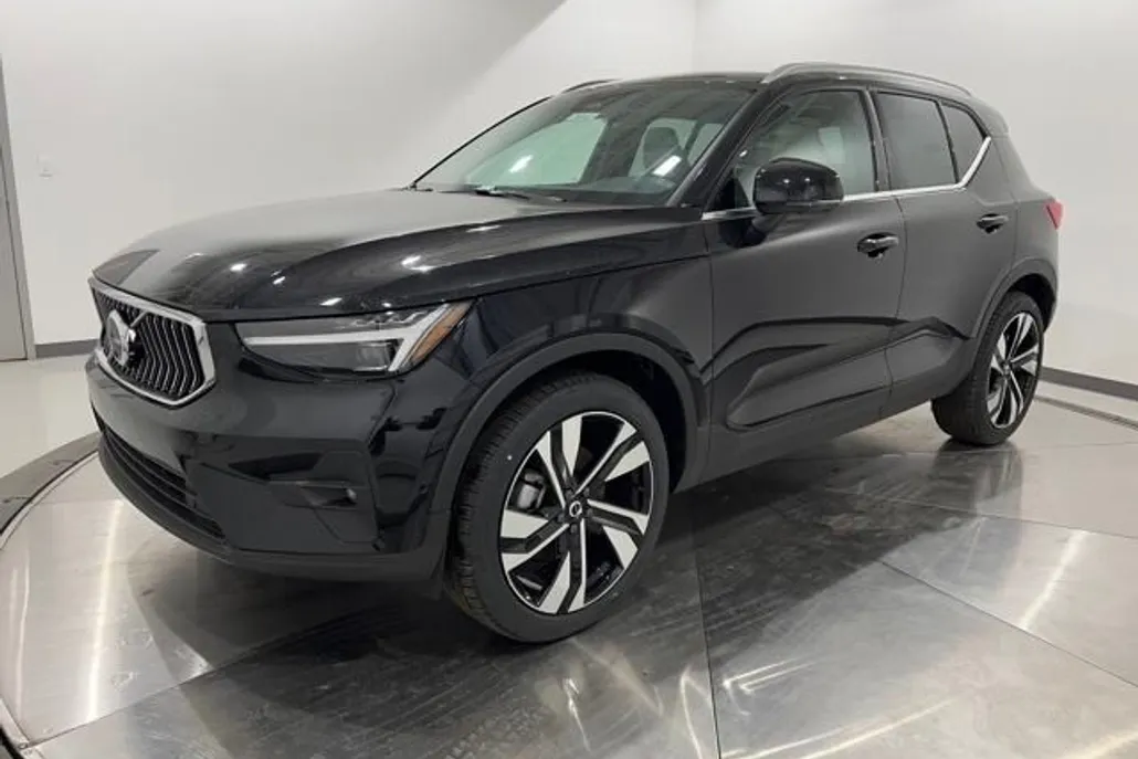 2025 Volvo XC40 Plus photo 1