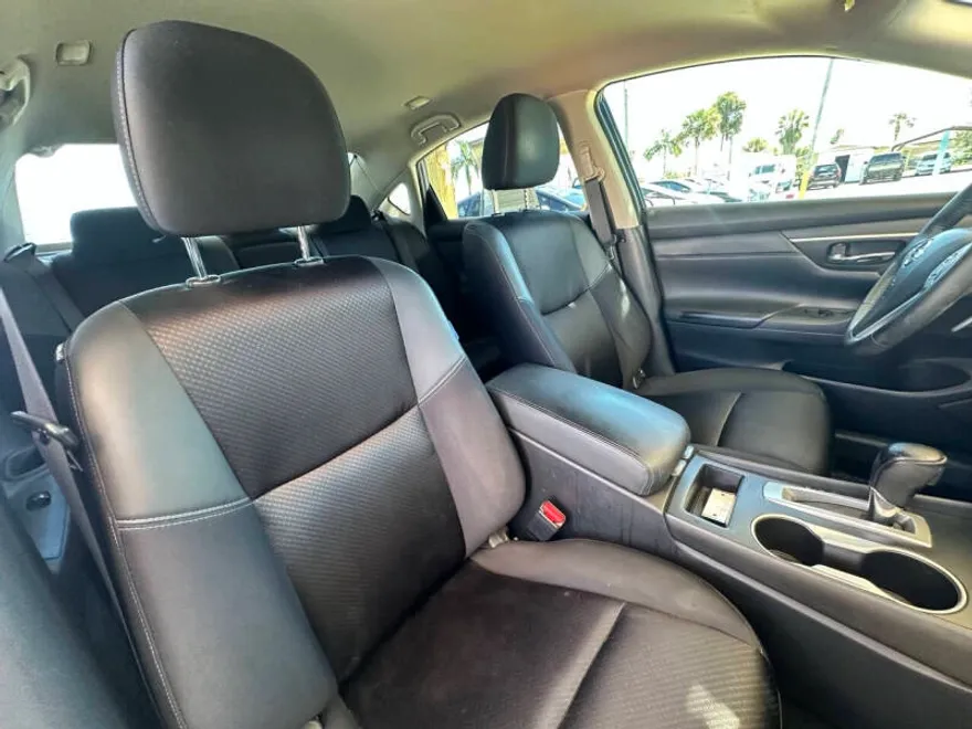 2017 Nissan Altima 2.5 SR photo 1