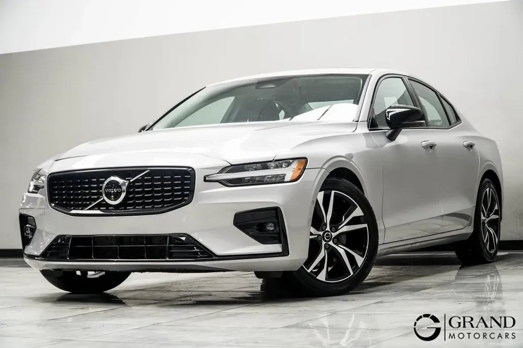2024 Volvo S60 B5 AWD Plus photo 1