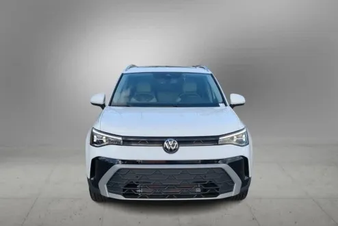 2025 Volkswagen Taos SE photo 3