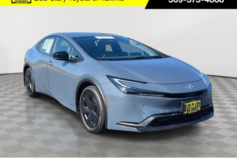 2025 Toyota Prius LE photo 1