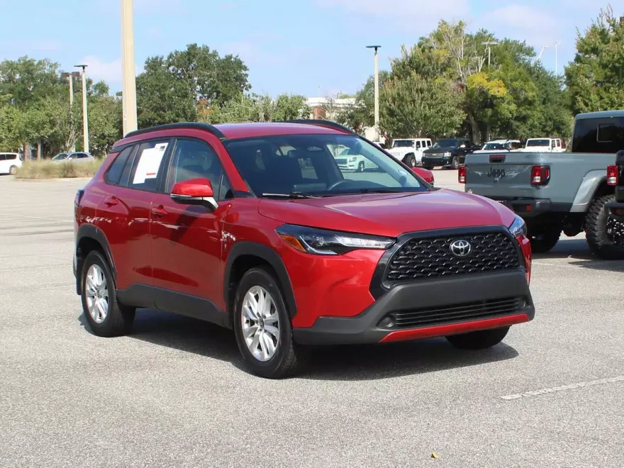 2023 Toyota Corolla Cross LE photo 1