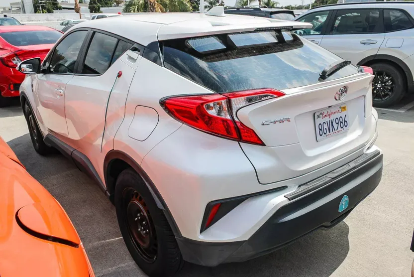 2019 Toyota C-HR LE photo 1