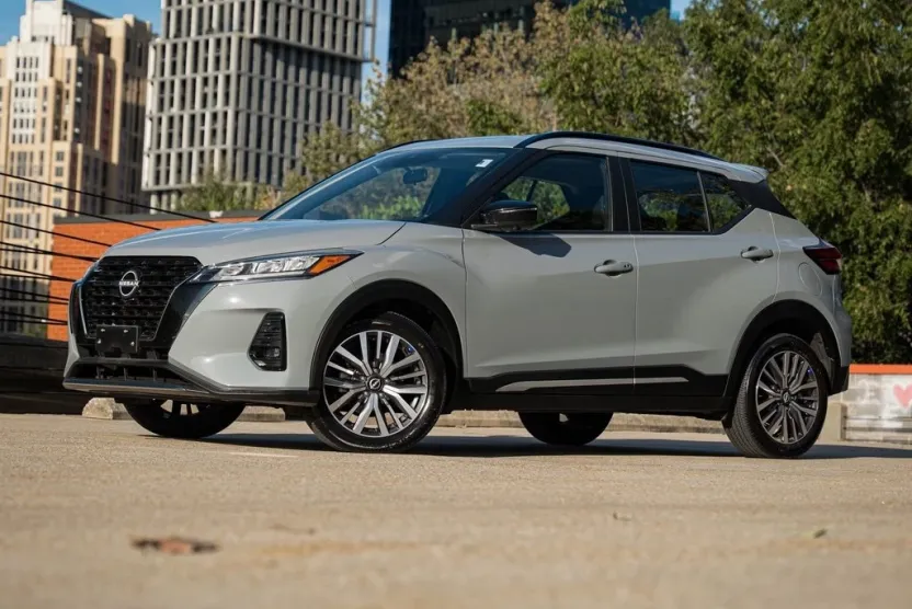 2024 Nissan Kicks SR photo 1