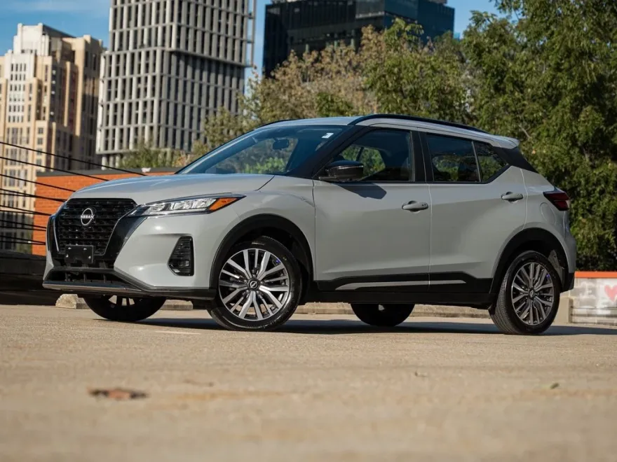 2024 Nissan Kicks SR photo 1
