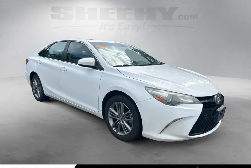2015 Toyota Camry LE photo 1