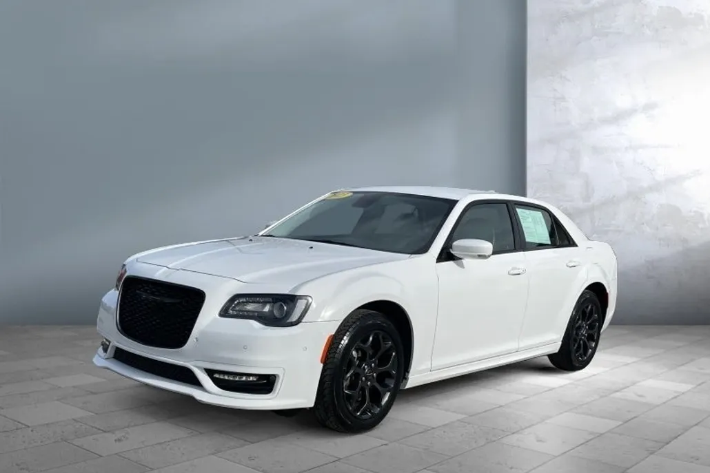2023 Chrysler 300 Touring L photo 1