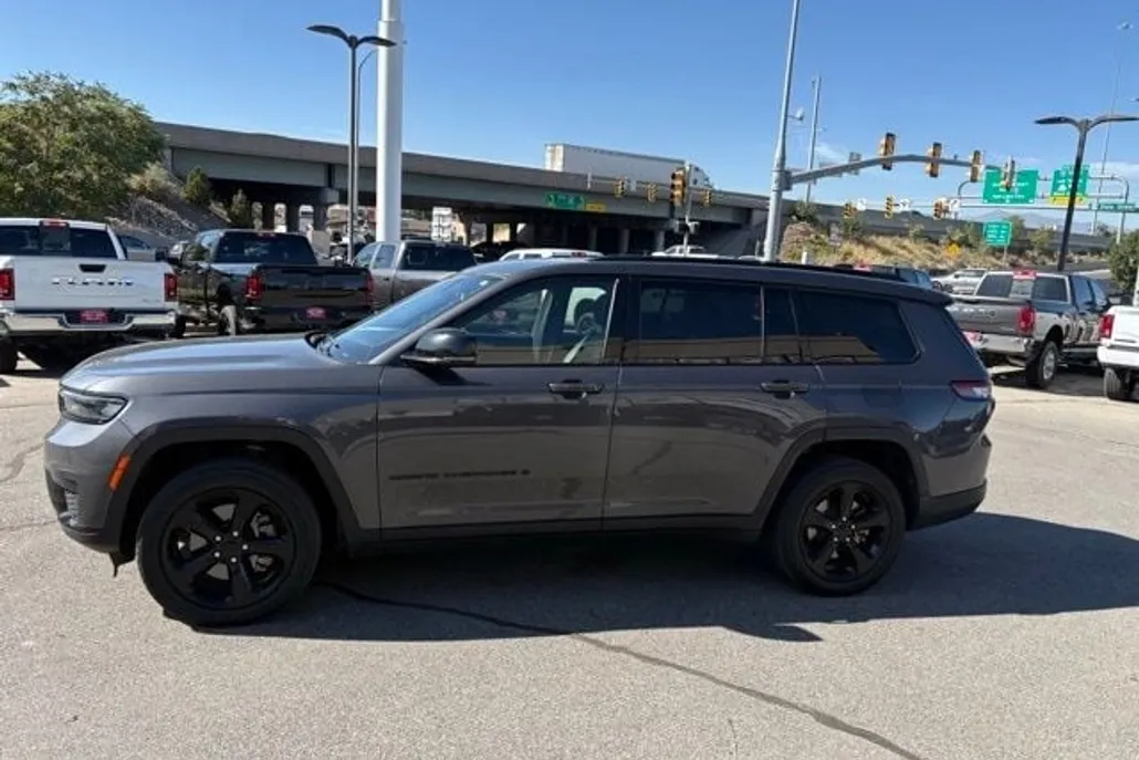 2023 Jeep Grand Cherokee Laredo photo 1
