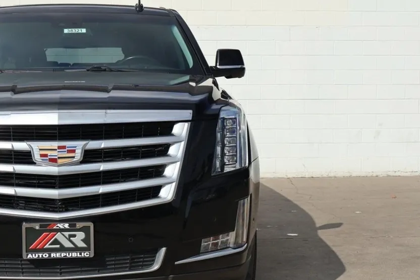 2019 Cadillac Escalade ESV Luxury photo 1