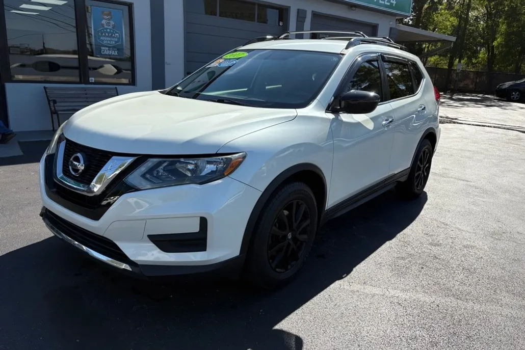 2017 Nissan Rogue SV photo 1