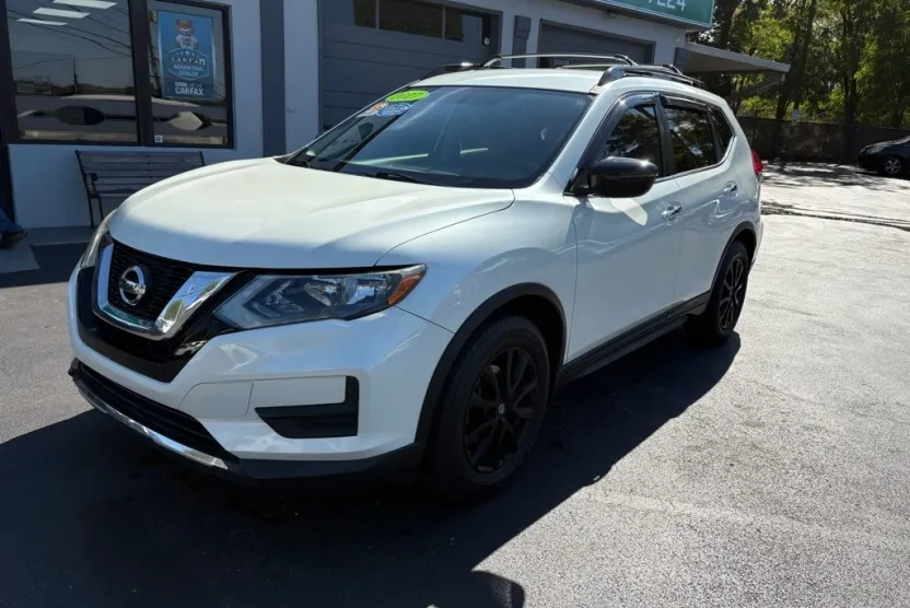 2017 Nissan Rogue SV photo 1
