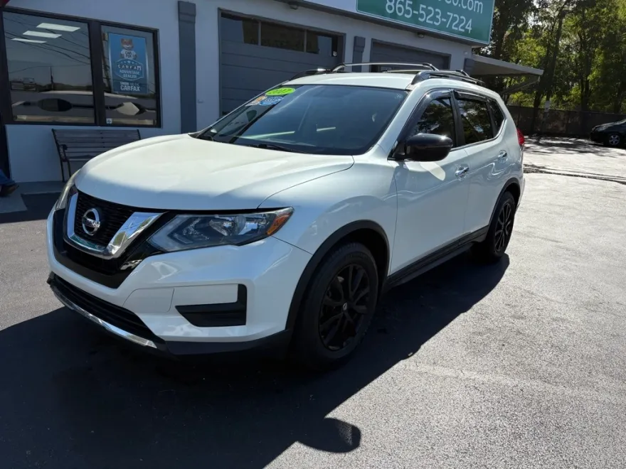 2017 Nissan Rogue SV photo 1
