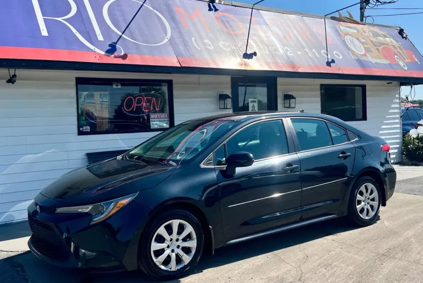 2021 Toyota Corolla LE photo 1