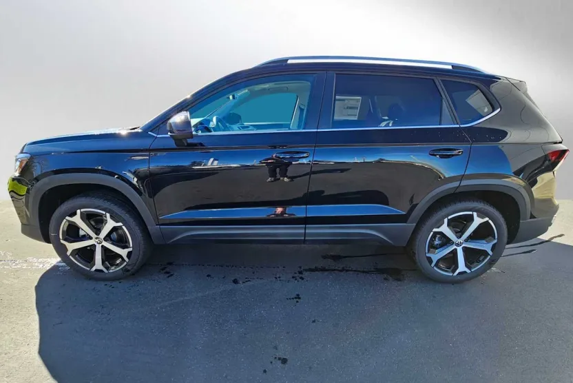 2025 Volkswagen Taos SEL photo 1