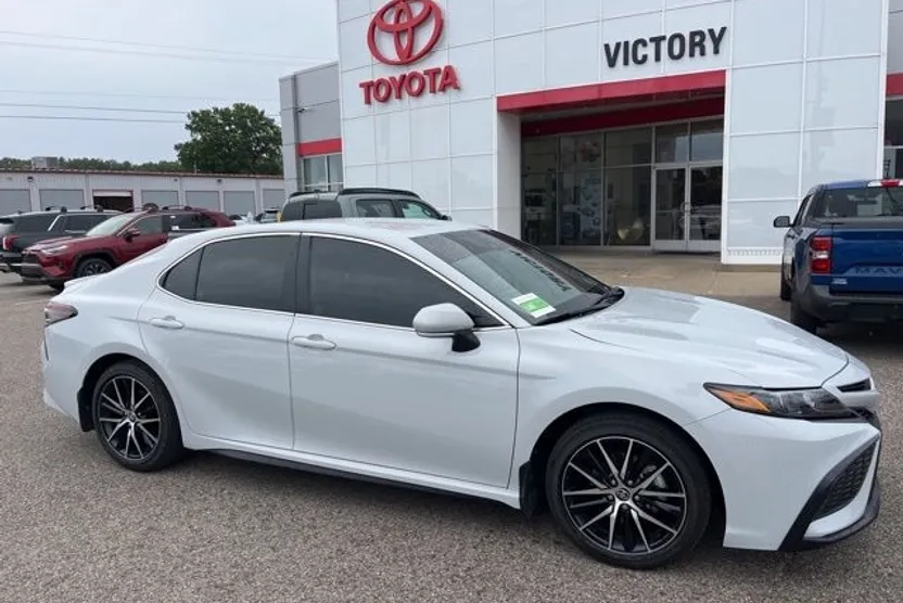 2024 Toyota Camry SE photo 1