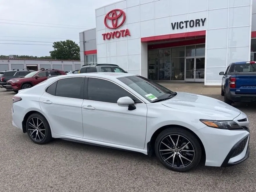 2024 Toyota Camry SE photo 1