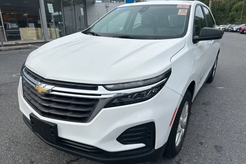 2022 Chevrolet Equinox LS photo 1
