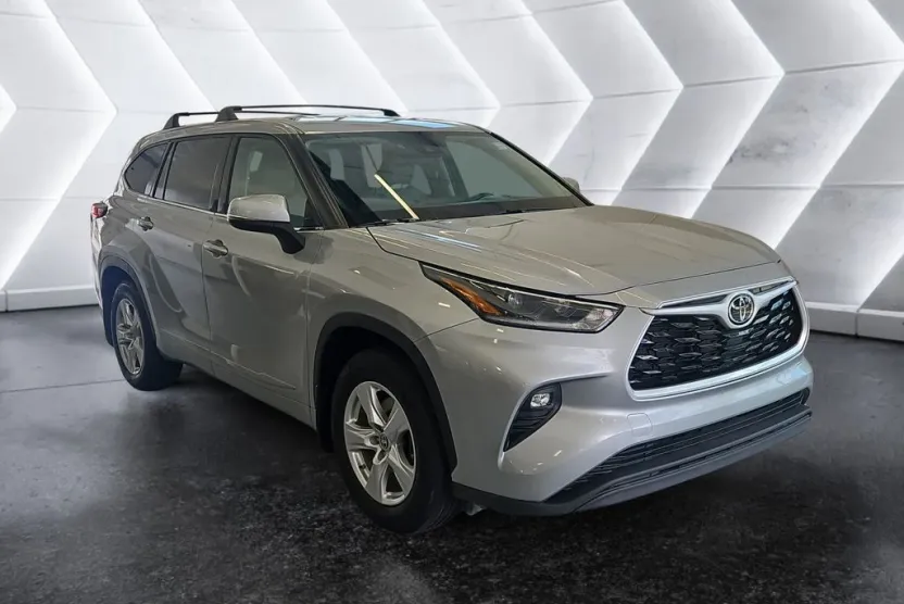 2021 Toyota Highlander LE photo 1