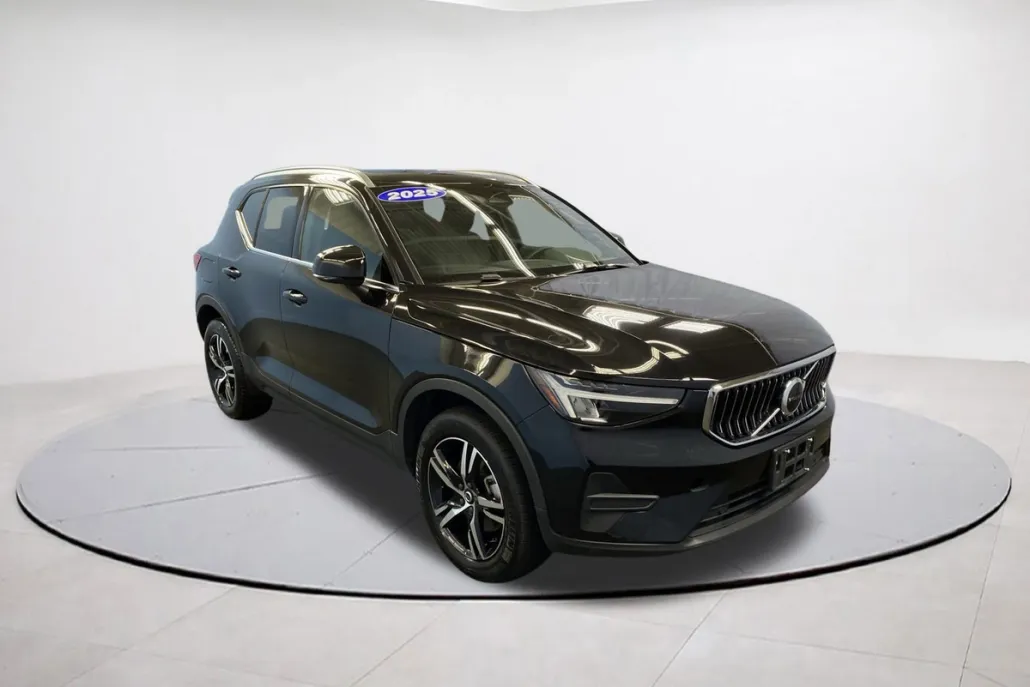 2025 Volvo XC40 Core photo 1