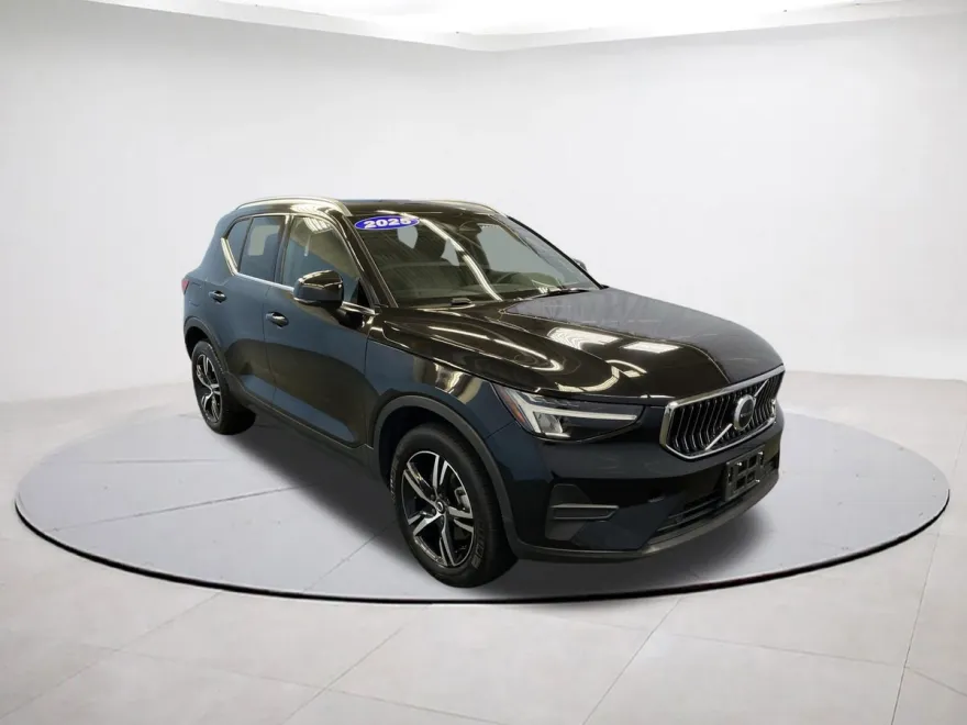 2025 Volvo XC40 Core photo 1