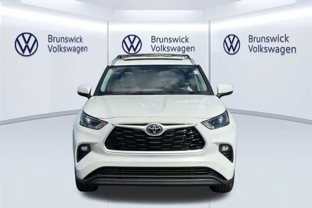 2022 Toyota Highlander XLE photo 1
