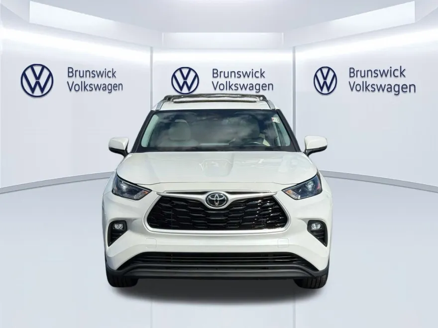 2022 Toyota Highlander XLE photo 1