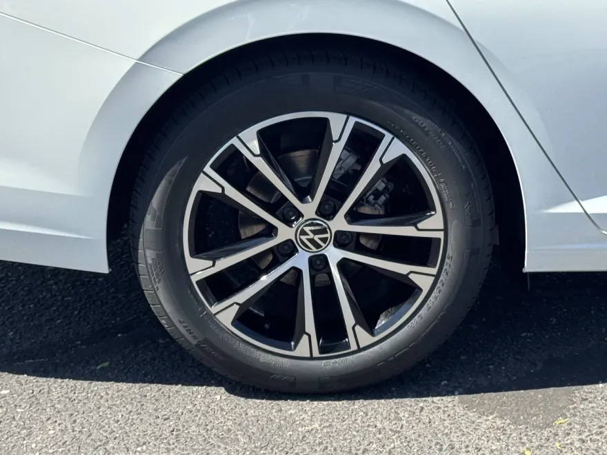 2025 Volkswagen Jetta Sport photo 1