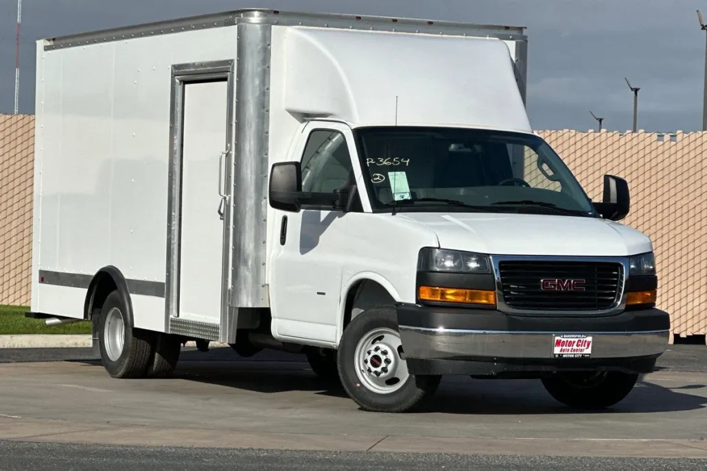 2023 Gmc Savana Cutaway photo 1