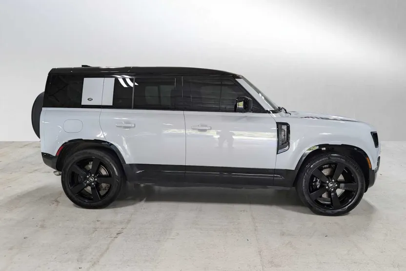 2023 Land Rover Defender V8 photo 1