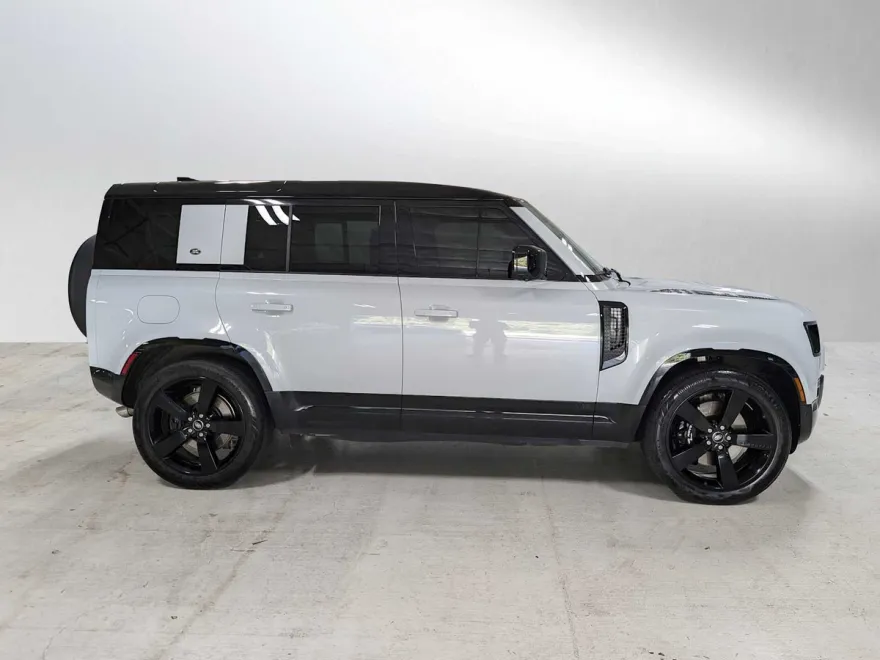 2023 Land Rover Defender V8 photo 1