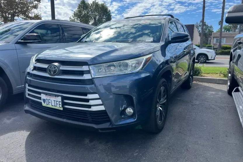 2019 Toyota Highlander LE photo 1