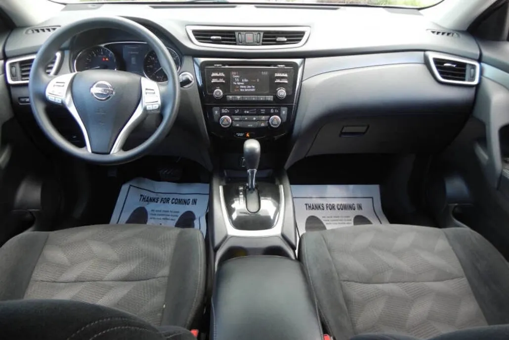 2015 Nissan Rogue SV photo 1