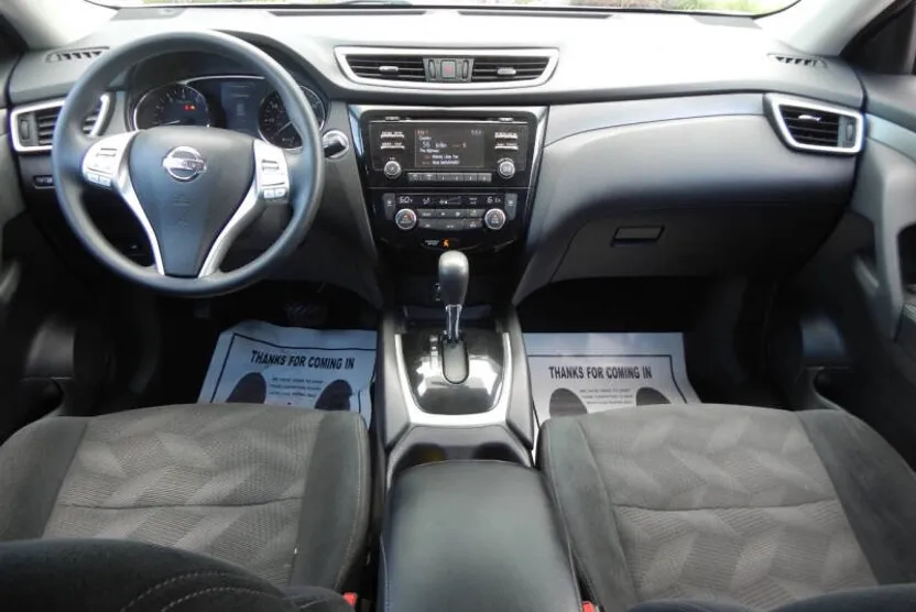 2015 Nissan Rogue SV photo 1