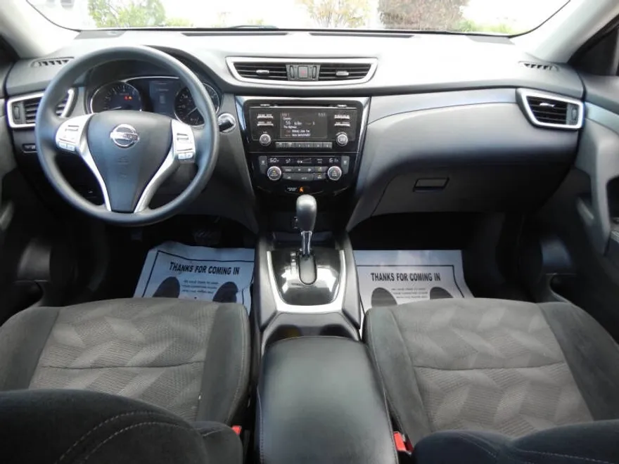 2015 Nissan Rogue SV photo 1