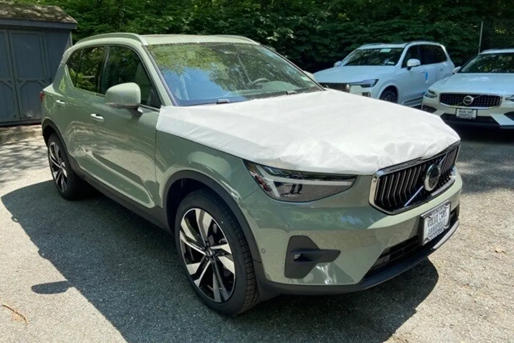 2025 Volvo XC40 photo 1