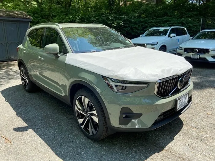 2025 Volvo XC40 photo 1