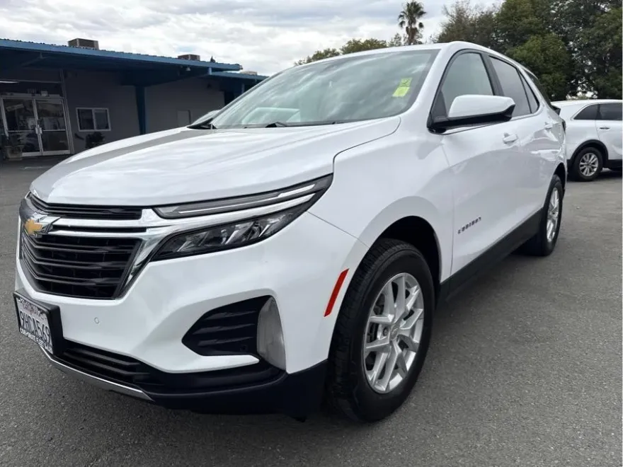 2023 Chevrolet Equinox LT photo 1