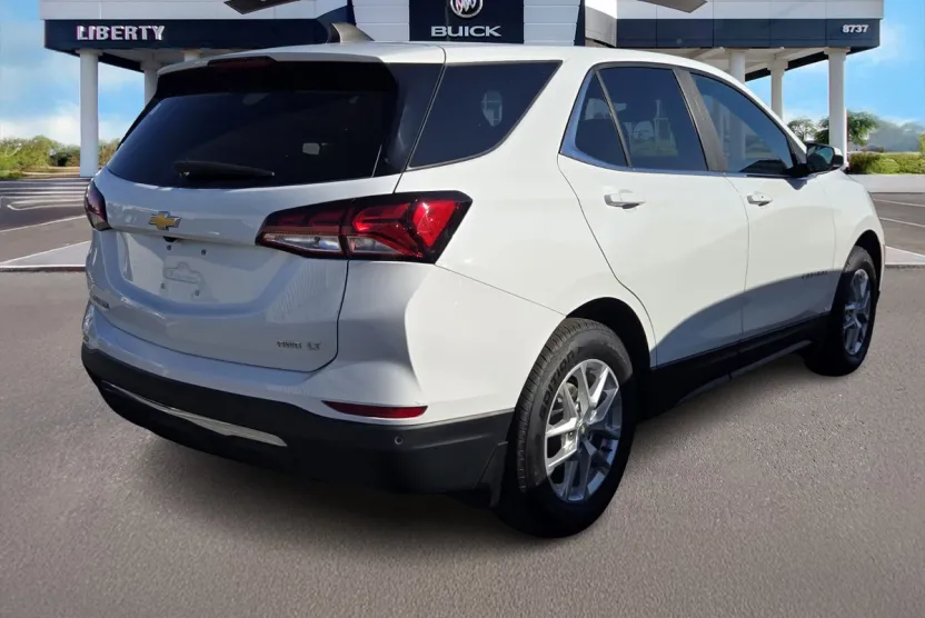 2023 Chevrolet Equinox LT photo 1