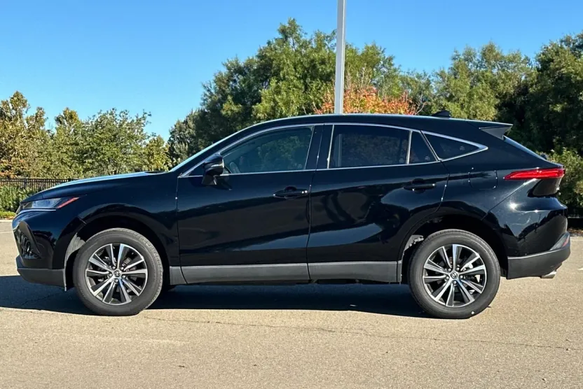 2022 Toyota Venza LE photo 1