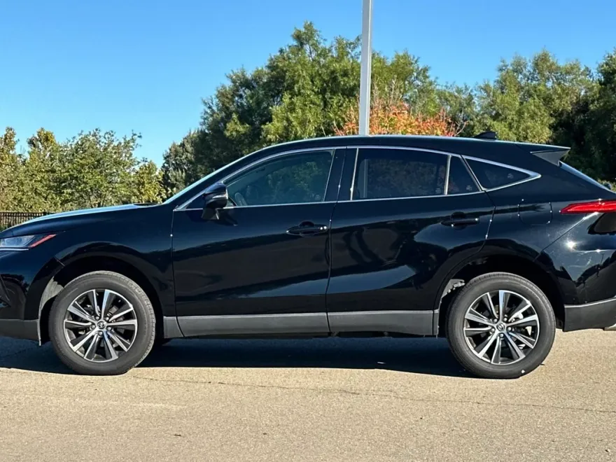 2022 Toyota Venza LE photo 1