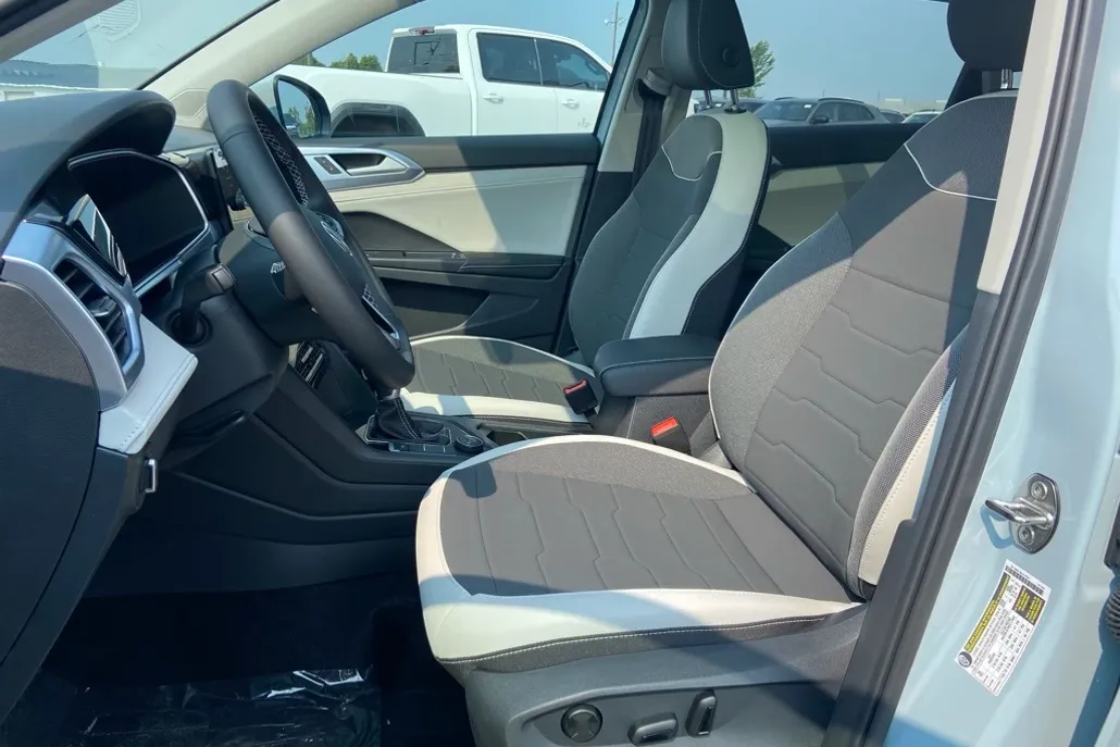 2025 Volkswagen Taos SE photo 1