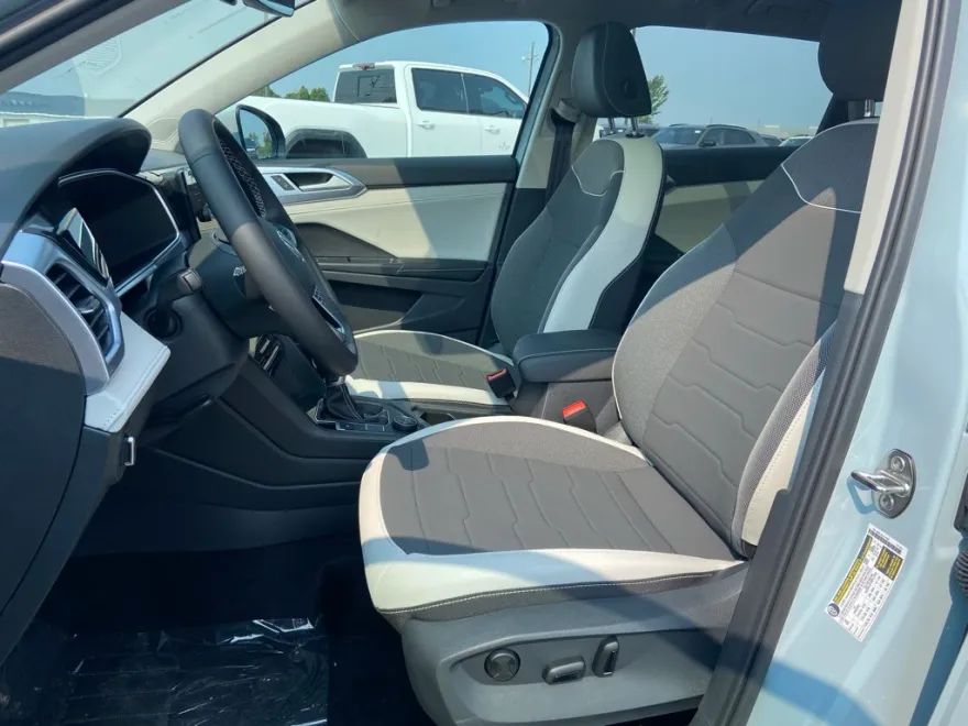 2025 Volkswagen Taos SE photo 1